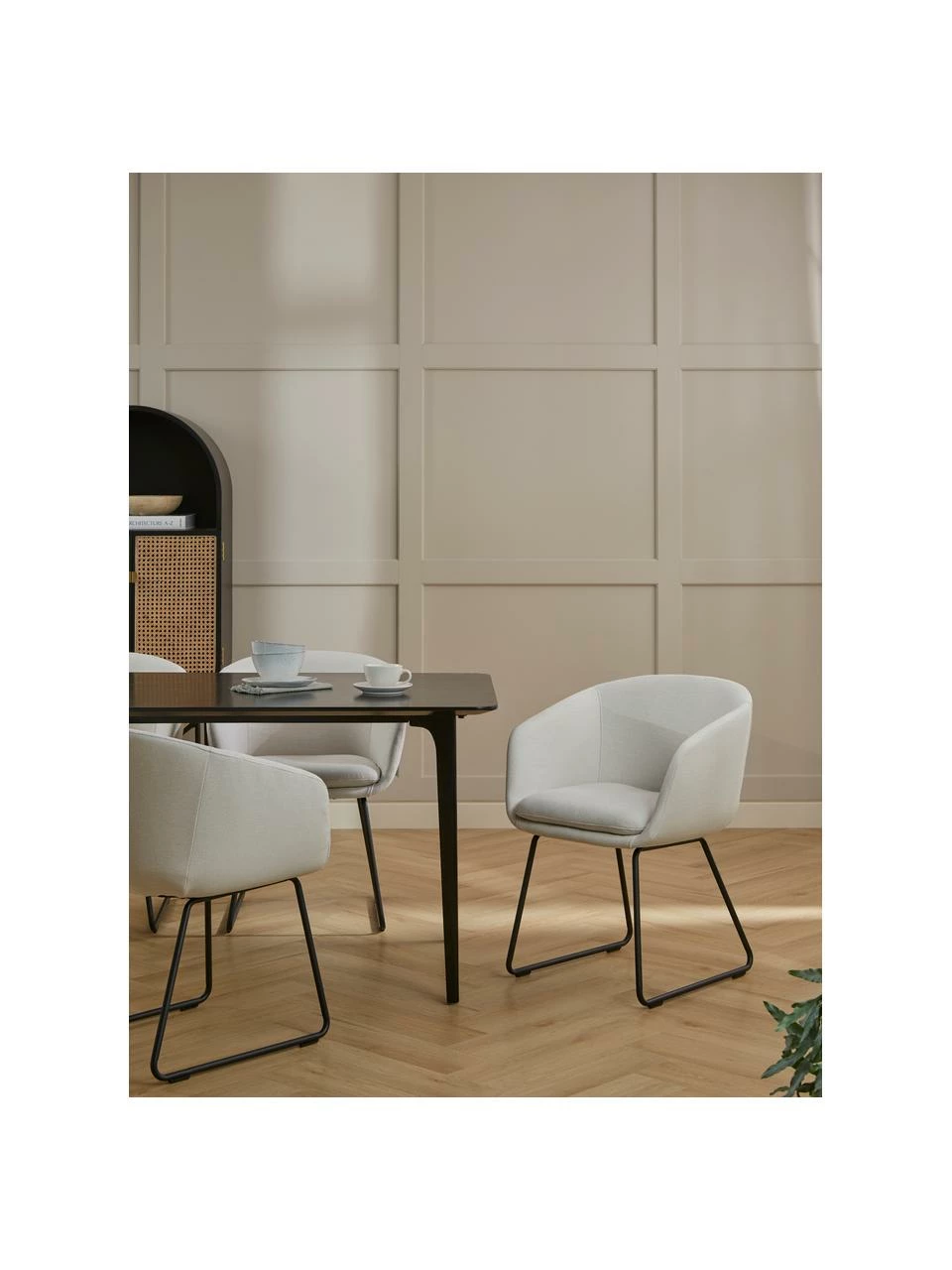 Westwing Collection Chaise blanche rembourrée à accoudoirs Juri, larg. 58 x prof. 58 cm 4 Westwing Collection Chaise blanche rembourrée à accoudoirs Juri, larg. 58 x prof. 58 cm – Image 2