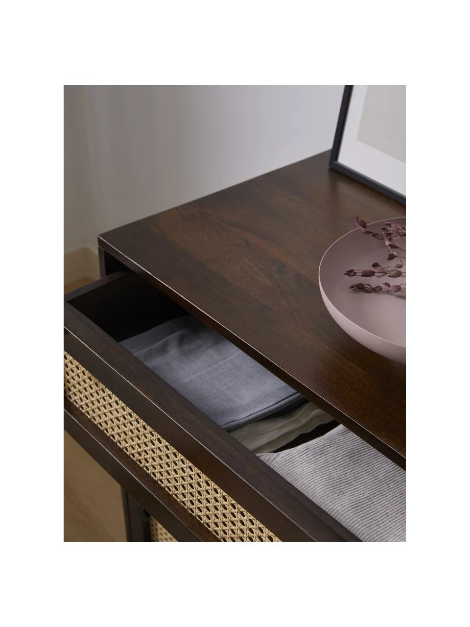 Westwing Collection Commode noire en cannage brun foncé Vienna, larg. 105 x haut. 78 cm 5 Westwing Collection Commode noire en cannage brun foncé Vienna, larg. 105 x haut. 78 cm – Image 3