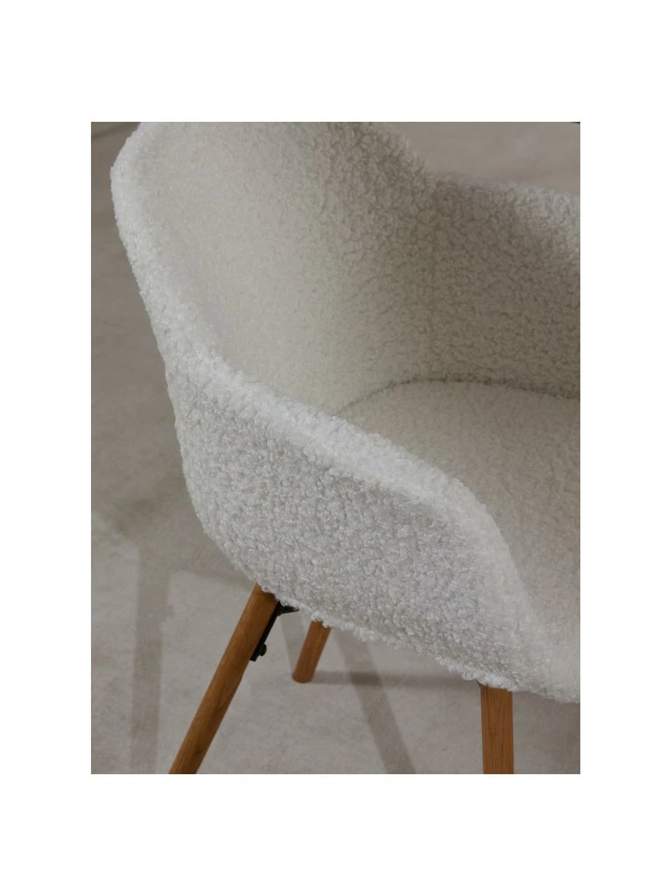 Westwing Collection Petite chaise à accoudoirs tissu peluche avec pieds en bois Fiji, larg. 59 x haut. 84 cm 5 Westwing Collection Petite chaise à accoudoirs tissu peluche avec pieds en bois Fiji, larg. 59 x haut. 84 cm – Image 3