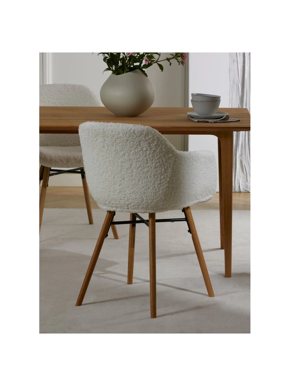 Westwing Collection Petite chaise à accoudoirs tissu peluche avec pieds en bois Fiji, larg. 59 x haut. 84 cm 6 Westwing Collection Petite chaise à accoudoirs tissu peluche avec pieds en bois Fiji, larg. 59 x haut. 84 cm – Image 4