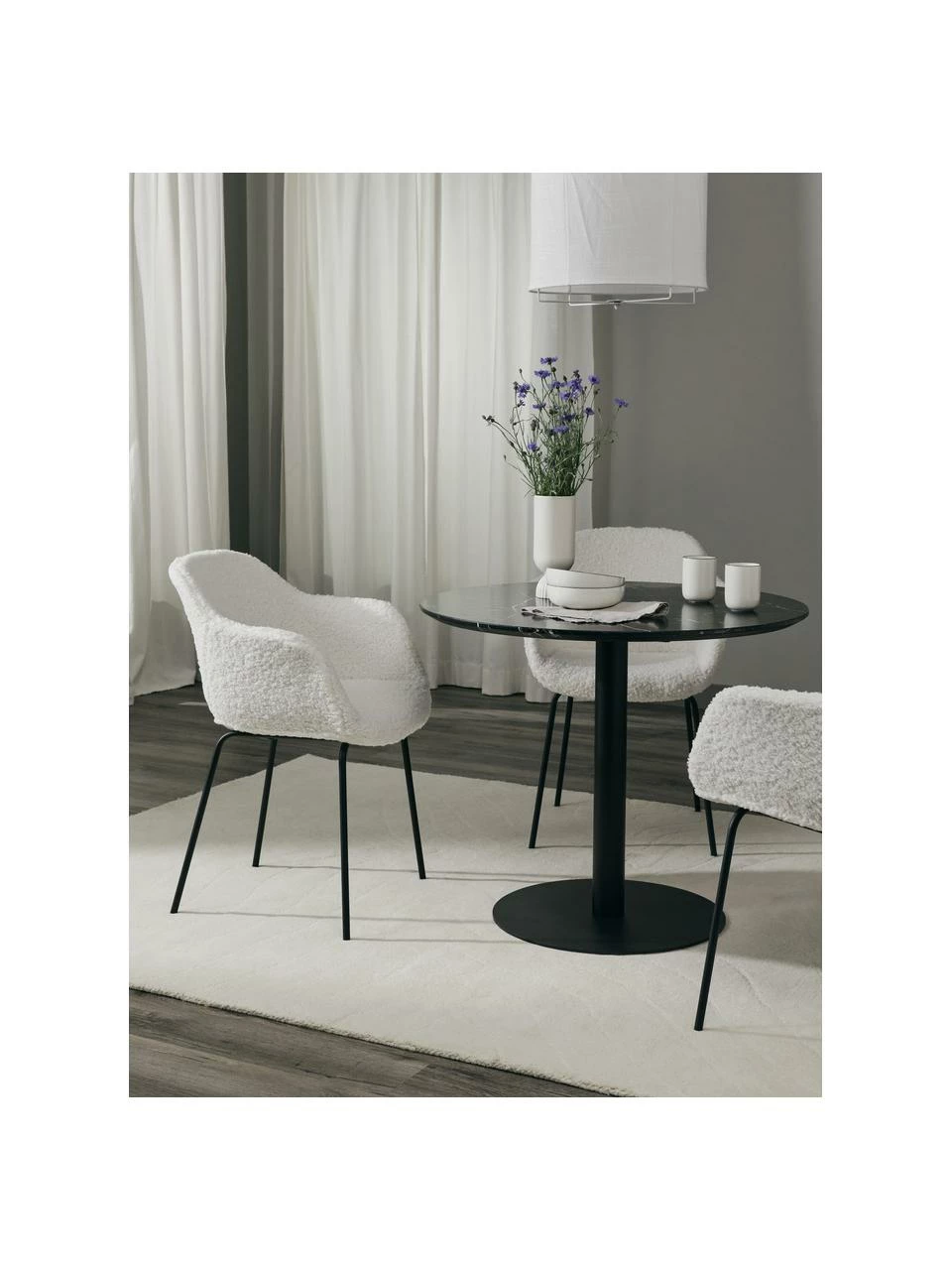 Westwing Collection Petite chaise à accoudoirs tissu peluche avec pieds en métal Fiji, larg. 58 x haut. 81 cm 4 Westwing Collection Petite chaise à accoudoirs tissu peluche avec pieds en métal Fiji, larg. 58 x haut. 81 cm – Image 2