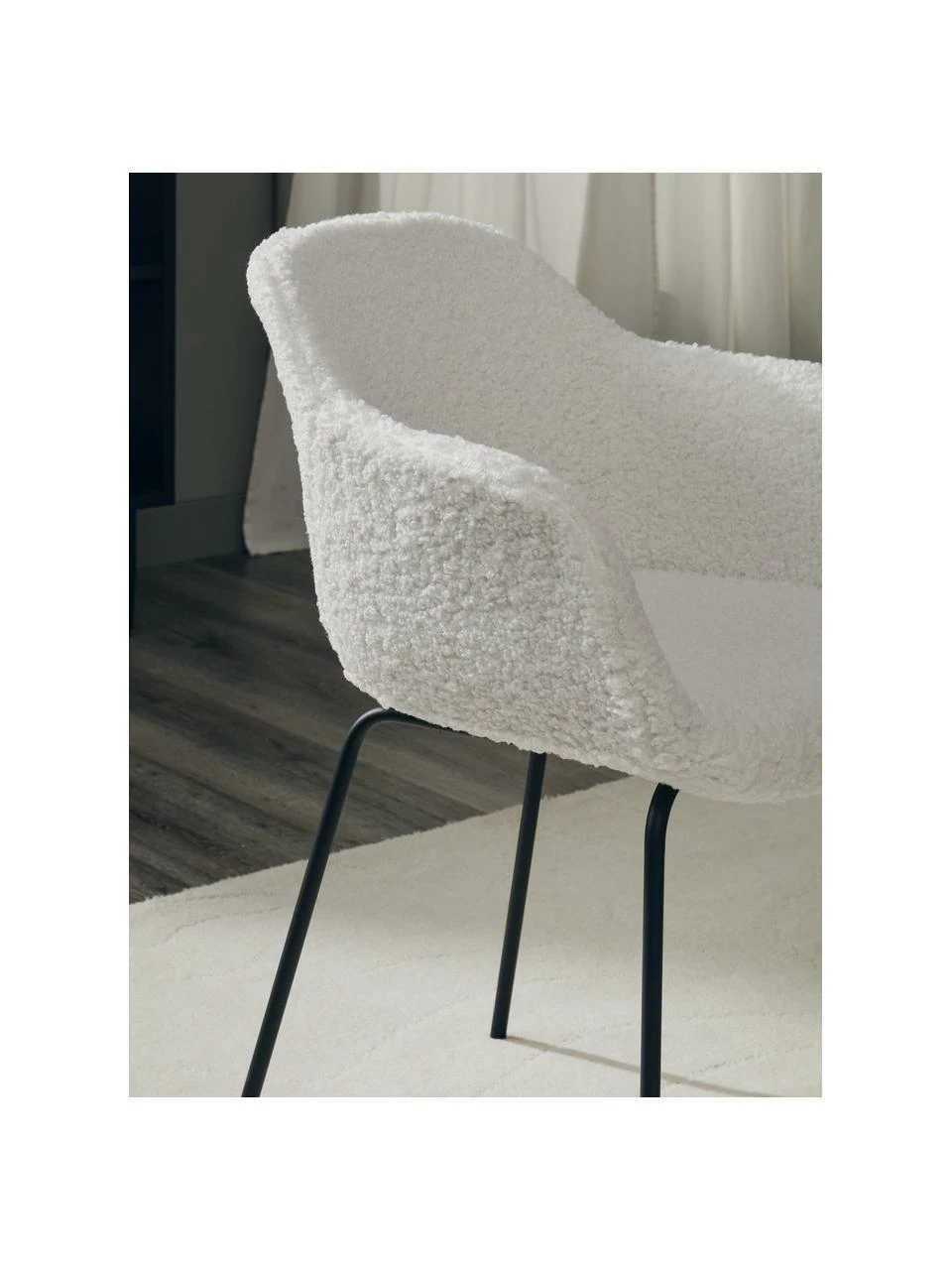 Westwing Collection Petite chaise à accoudoirs tissu peluche avec pieds en métal Fiji, larg. 58 x haut. 81 cm 5 Westwing Collection Petite chaise à accoudoirs tissu peluche avec pieds en métal Fiji, larg. 58 x haut. 81 cm – Image 3